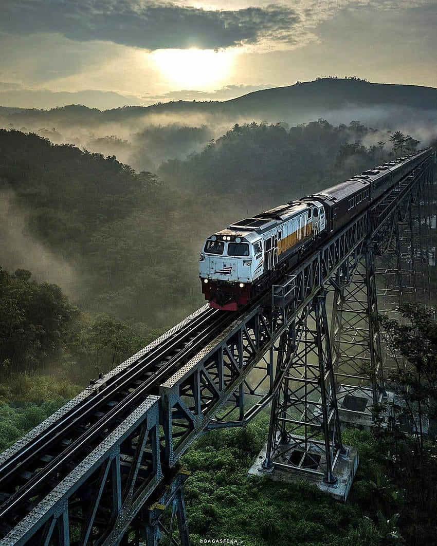 Pin oleh Sapta perkas di Kolejowe mosty, kereta api indonésia Papel de parede de celular HD