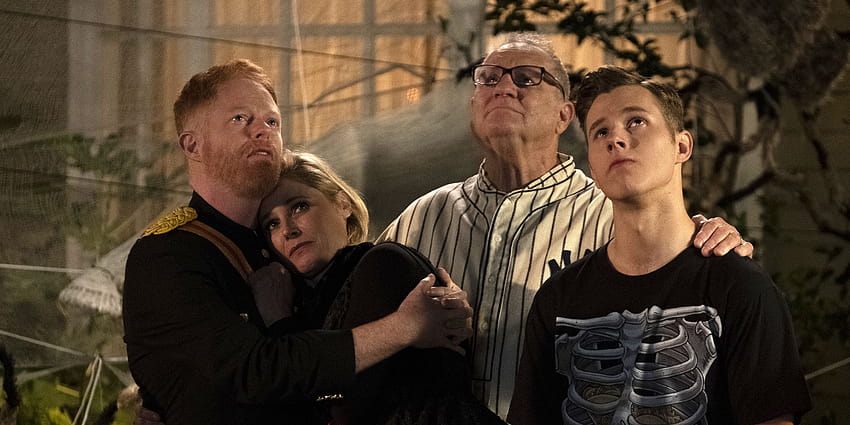 Modern Family' creator speaks out about surprise death of this character HD wallpaper