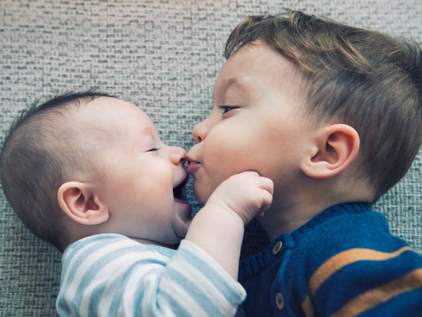Трябва ли да позволите на хората да целунат бебето ви? Помислете пак, старите жени целуват дете HD тапет
