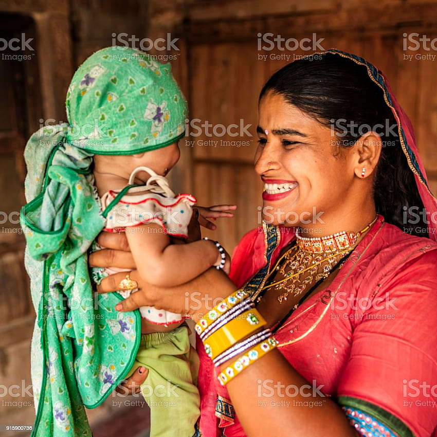 Mulher indiana com sua filha recém-nascida Bishnoi Village Stock Papel de parede de celular HD