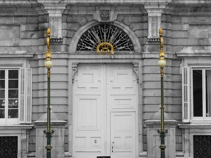 File:Entrance Door Royal Palace of Madrid from Plaza de Oriente HD wallpaper