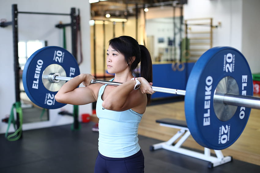 Drei Gewichtheberinnen aus Hongkong, die sich nicht scheuen, ihre Muskeln zu zeigen, Mädchen beim Hantelheben HD-Hintergrundbild
