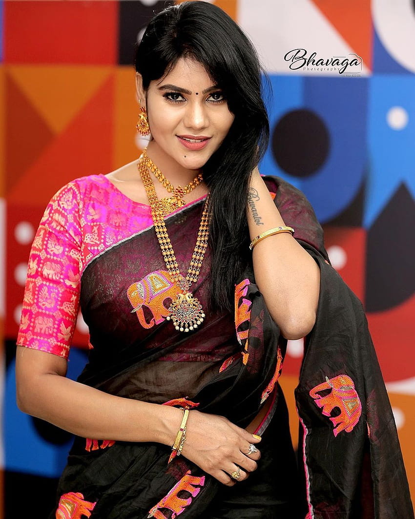 Серийна героиня Nivisha Умопомрачителна красива в Saree HD тапет за телефон