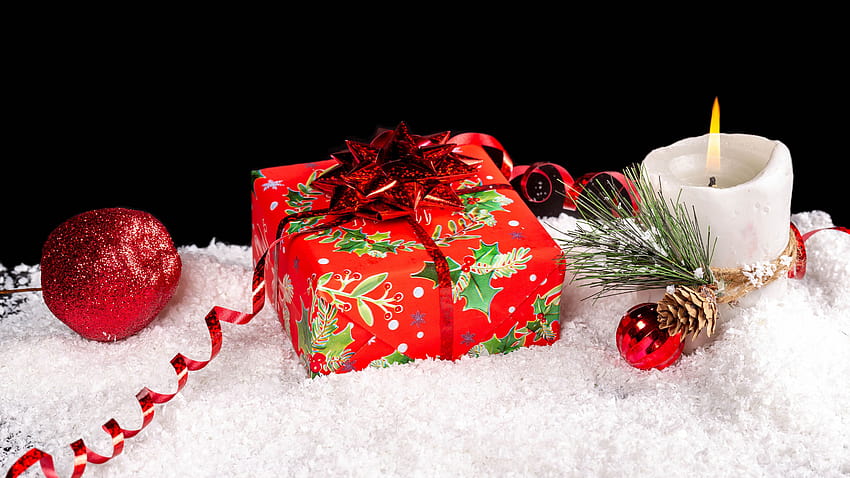 Коледен подарък Свещ и орнаменти върху сняг с черен фон Коледа HD тапет