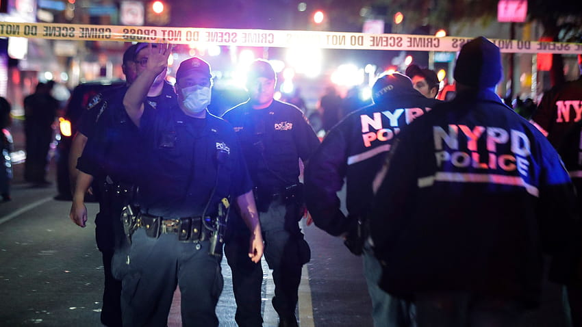 NYPD のボスは、刺した後に落ち着いてほしい、警官への他の攻撃、広告警察が保護して奉仕する 高画質の壁紙