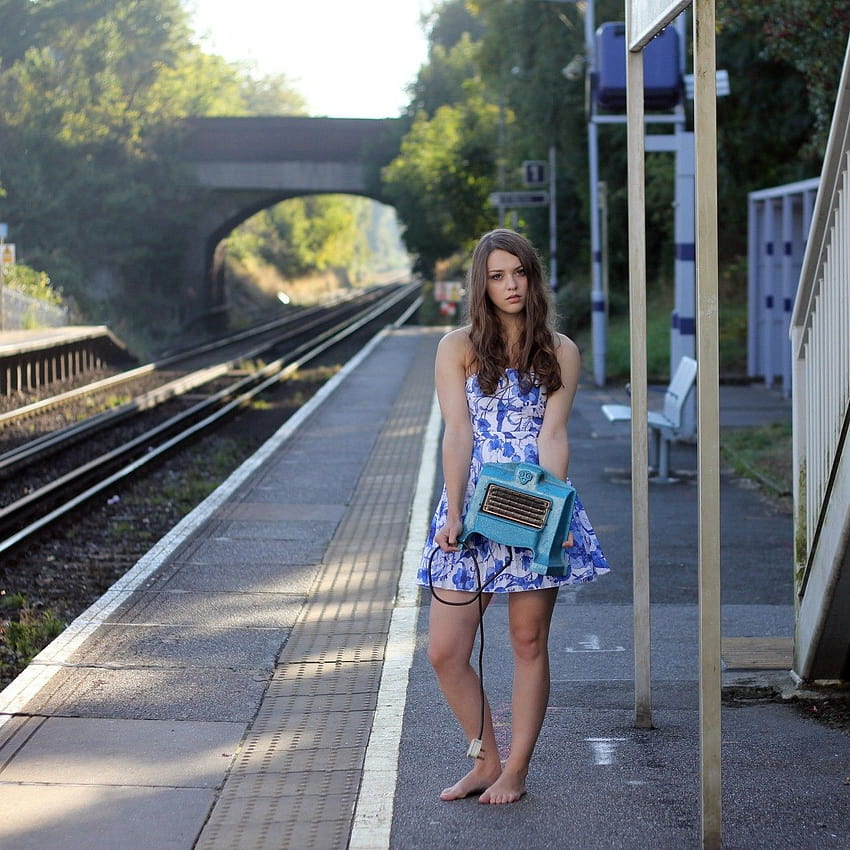 Mujeres descalzas Mujeres al aire libre Hombros desnudos Cabello largo Vestido de verano británico Estación de tren de pie fondo de pantalla del teléfono