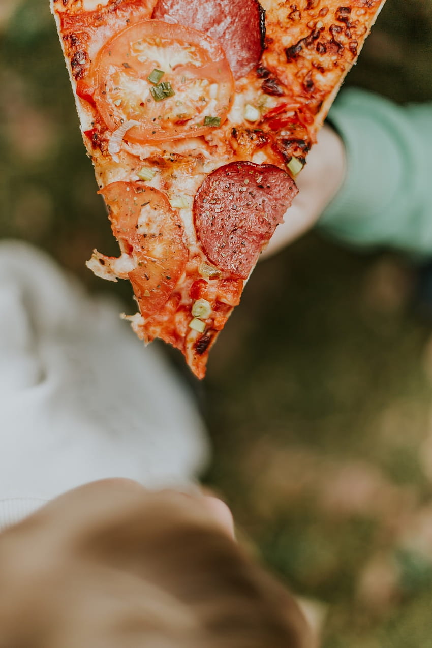 Tomaten- und Peperoni-Pizza mit Käse in selektiver Fokusgrafik – Pizza HD-Handy-Hintergrundbild