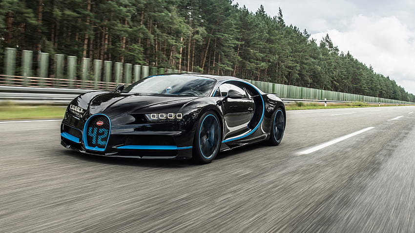 Schwarzer Bugatti Veyron, der während einer schnellen Autostraße schnell auf grauer Betonstraße läuft HD-Hintergrundbild