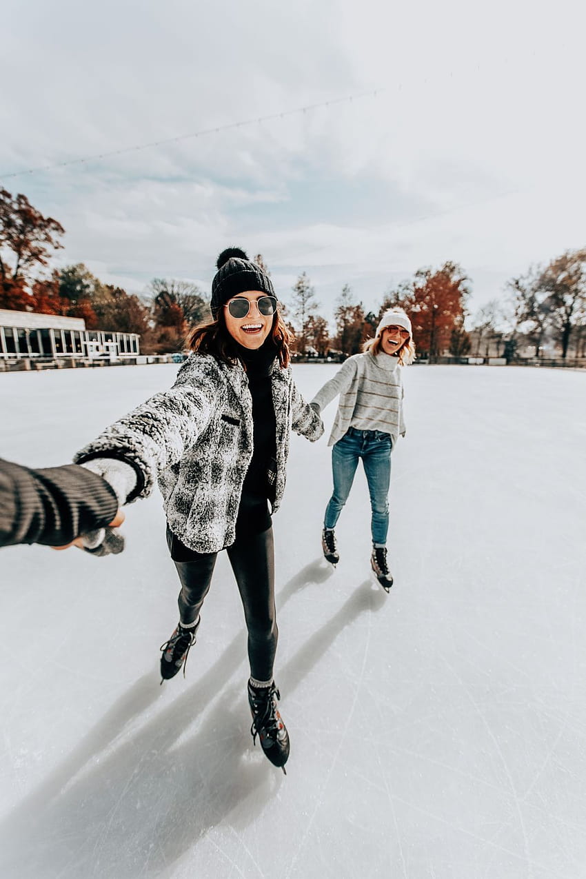 Affiches patinage sur glace avec des amis, tenue de patinage sur glace mignonne, je… en 2020, date de patinage sur glace Fond d'écran de téléphone HD