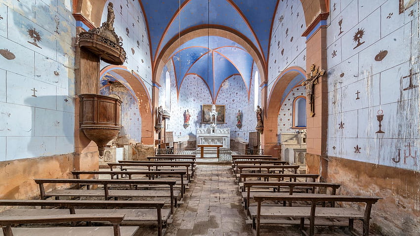 Francis Meslet cattura le chiese abbandonate d'Europa, vecchia chiesa Sfondo HD