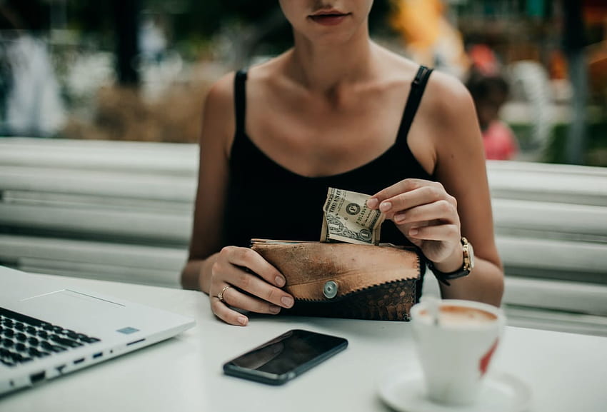 Membayar dengan uang tunai dapat membantu Anda menurunkan berat badan dan menghemat uang, gadis makan uang tunai Wallpaper HD