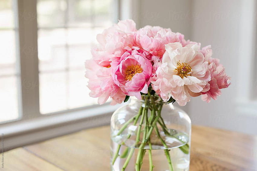 Ramo de peonías rosas en un jarrón de cristal en una habitación llena de luz, ramo de peonías rosa claro fondo de pantalla