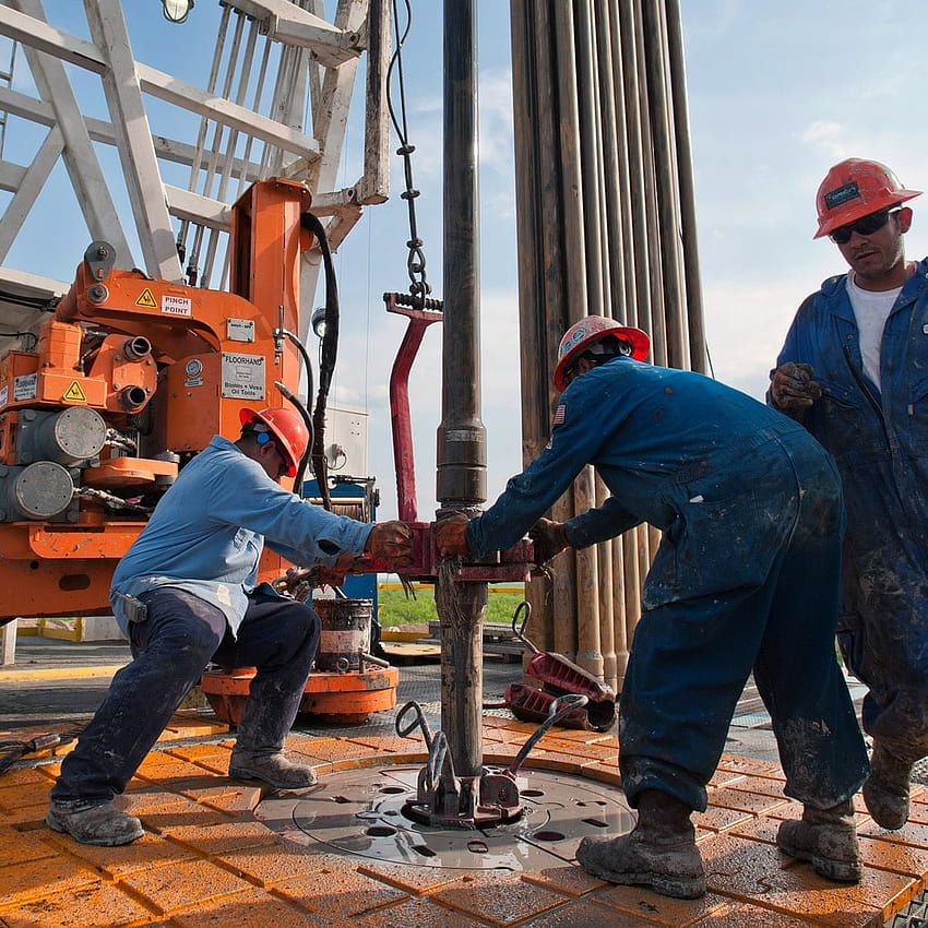 Il boom del fracking in America vacilla mentre i prezzi globali e la domanda crollano, lavoratore del giacimento petrolifero Sfondo del telefono HD