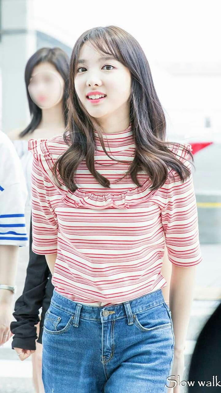 Twice nayeon. I love her style but... Why did they blurred Sana's HD phone wallpaper