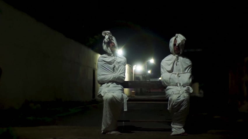 Hantu mencoba menakut-nakuti orang di jalanan selama pandemi, pocong Wallpaper HD