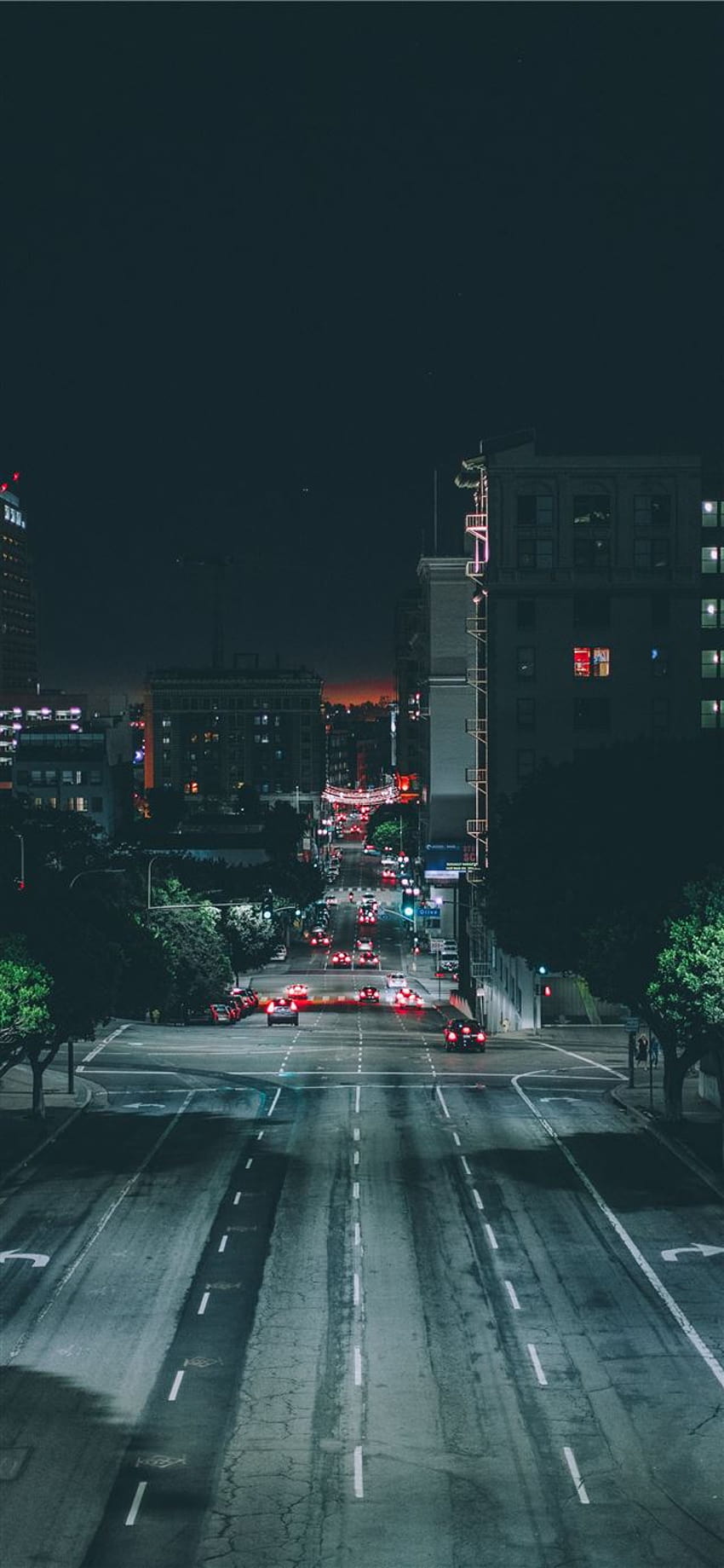 야간 iPhone 12 동안 회색 아스팔트 도로를 달리는 자동차, 야간 자동차 HD 전화 배경 화면