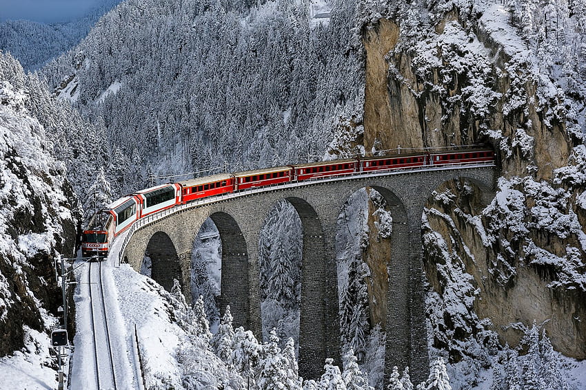 冬の自然、雪の中の赤い電車 高画質の壁紙