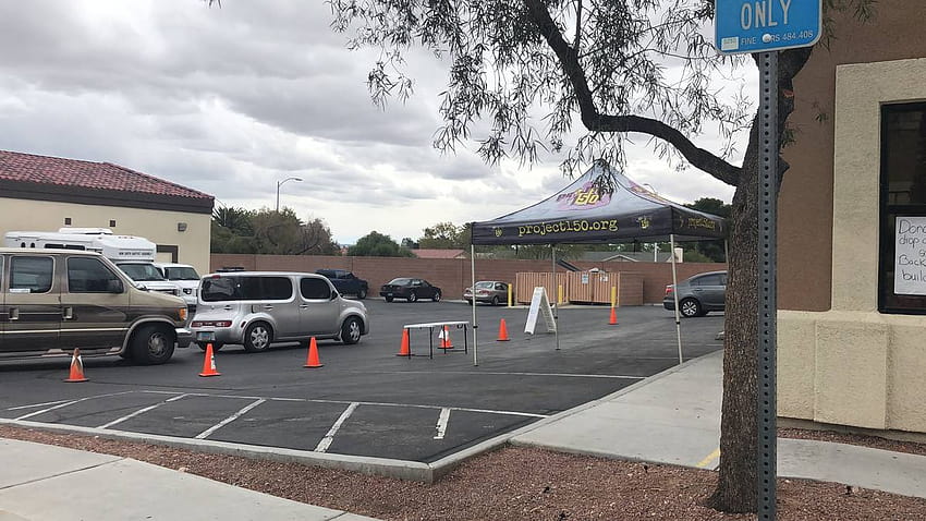 VegasStrong: Даренията от бизнеса и членовете на общността в Лас Вегас продължават, те искат говеждото на паркинга HD тапет