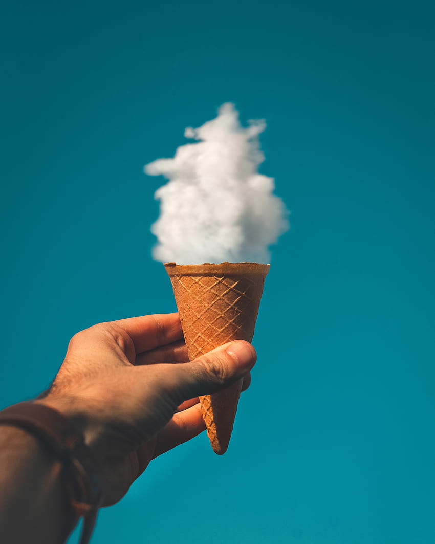 Hombre sujetando un cono de helado bajo una nube · Stock, me encanta el helado fondo de pantalla del teléfono
