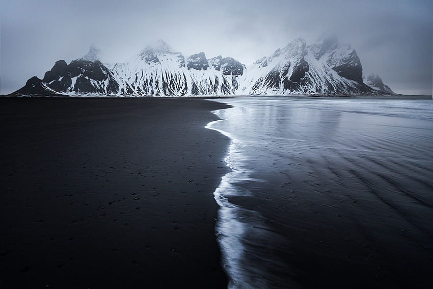 ทิวทัศน์ ภูเขา ทะเล ขาวดำ ทรายสีดำ ธรรมชาติ ชายหาด ชายฝั่ง มืด หิมะ / และพื้นหลังมือถือ วอลล์เปเปอร์ HD