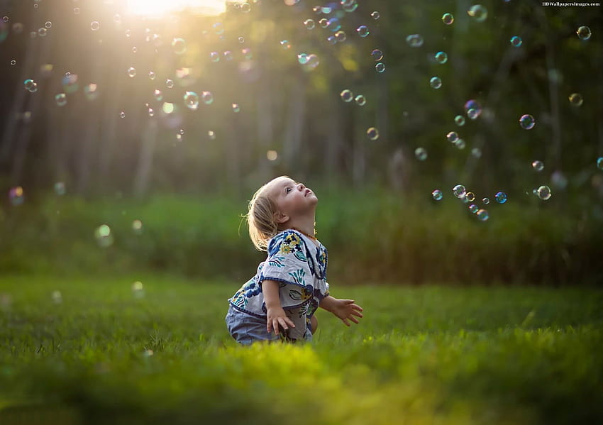 Cute Baby Girl Playing With Soap Bubbles, cute child HD wallpaper