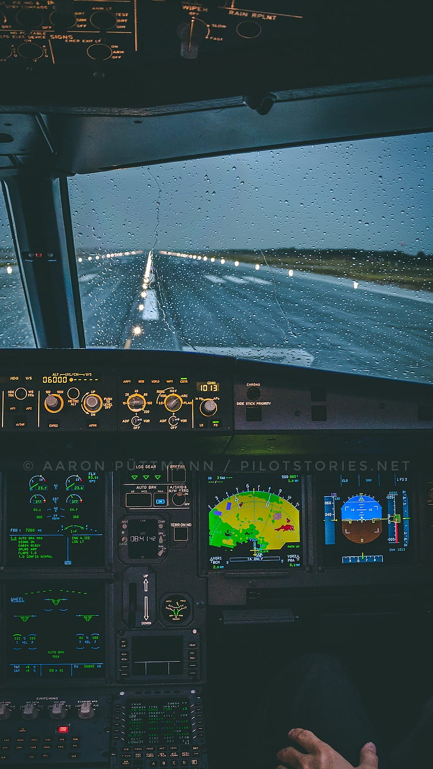 Ein regnerischer Tag in Barcelona im Airbus A320-Cockpit HD-Handy-Hintergrundbild