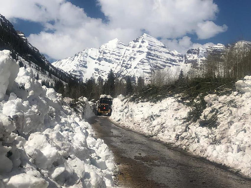 Detritos de avalanche atrasam abertura de Maroon Bells, Independence Pass, Elk Mountains Maroon Lake Colorado papel de parede HD