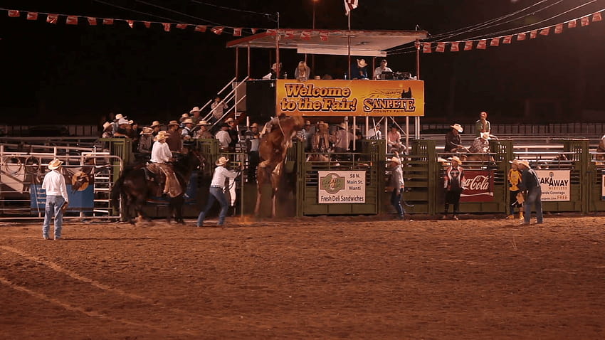 Rodeo-Sattel-Bronco-Pferderitt bekommt einen harten Ritt aus der Rutsche, um zu punkten, Bronc-Reiten HD-Hintergrundbild