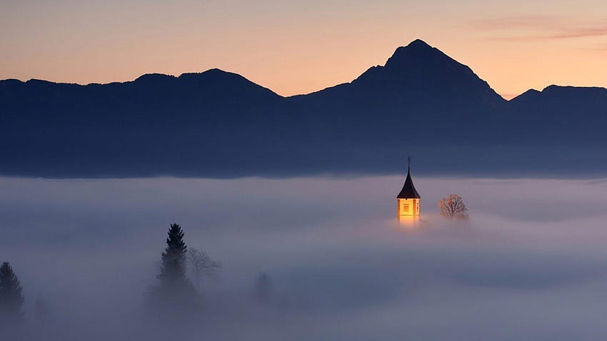 Torre de igreja espreitando silhueta de montanhas de luz de neblina matinal, neblina calmante papel de parede HD