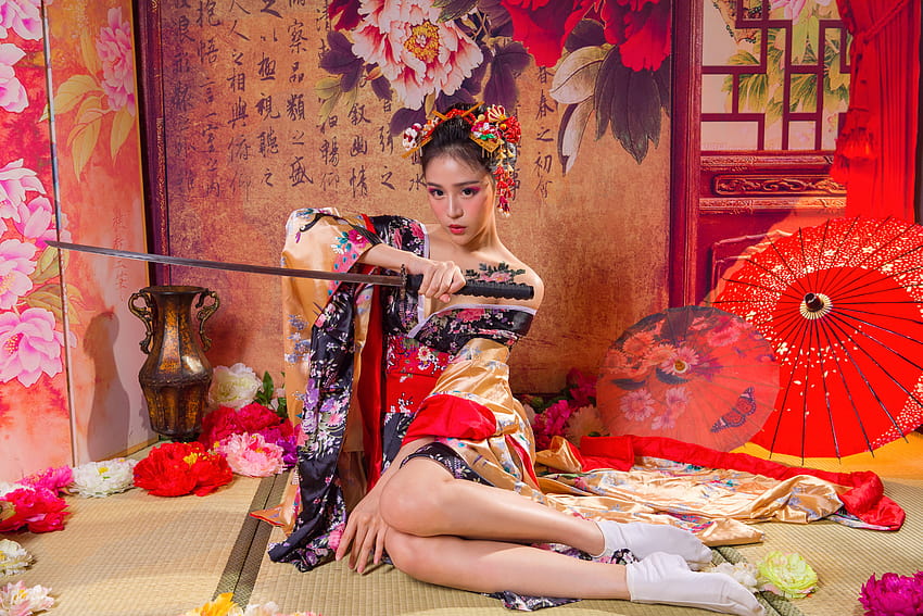 : Asia, model, si rambut coklat, melihat viewer, payung Jepang, Geisha, katana, kimono Jepang, bunga-bunga, di lantai, tatami, kaus kaki, pembelahan, potret, graphy, dalam ruangan, wanita di dalam ruangan 2048x1365, payung wanita jepang Wallpaper HD