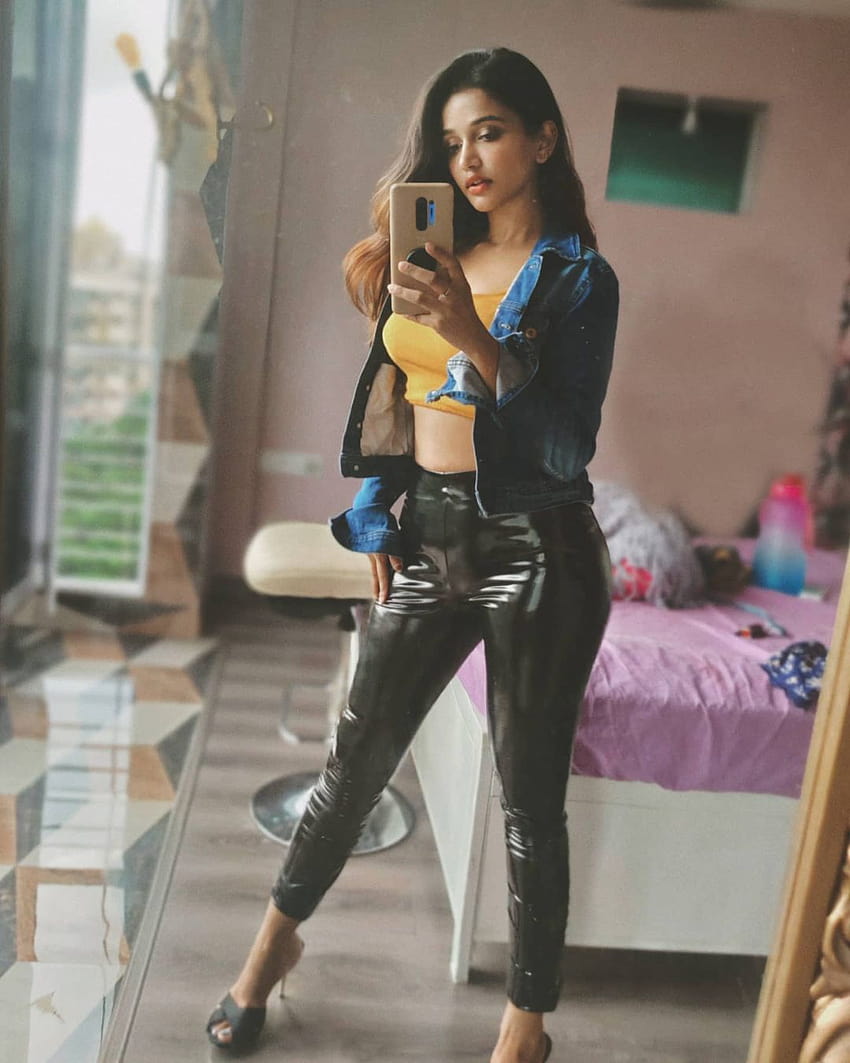 How To Wear Leather Pants Outfit Ideas 2023  FashionTastycom