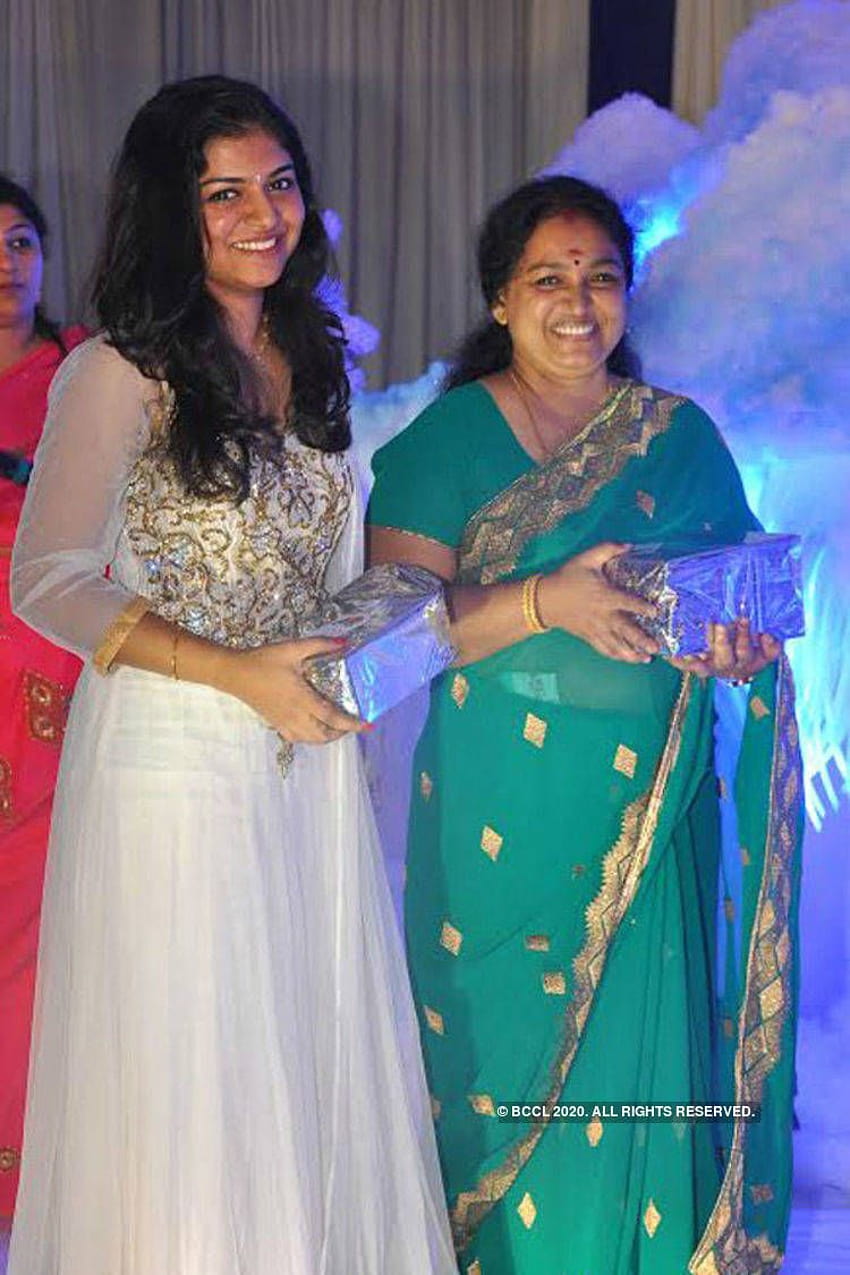 Dubbing artist Sreeja Ravi with her daughter Raveena Ravi during HD phone wallpaper