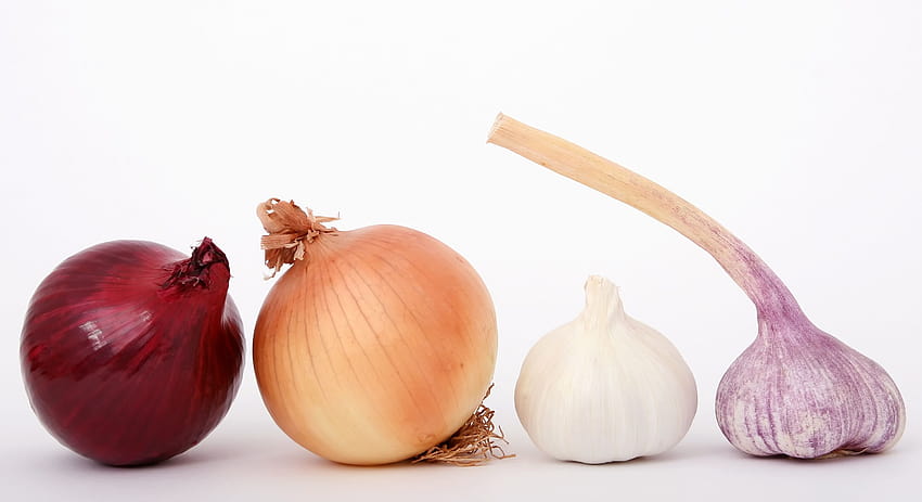 Red Brown White and Purple Onions And Garlic Displayed · HD wallpaper