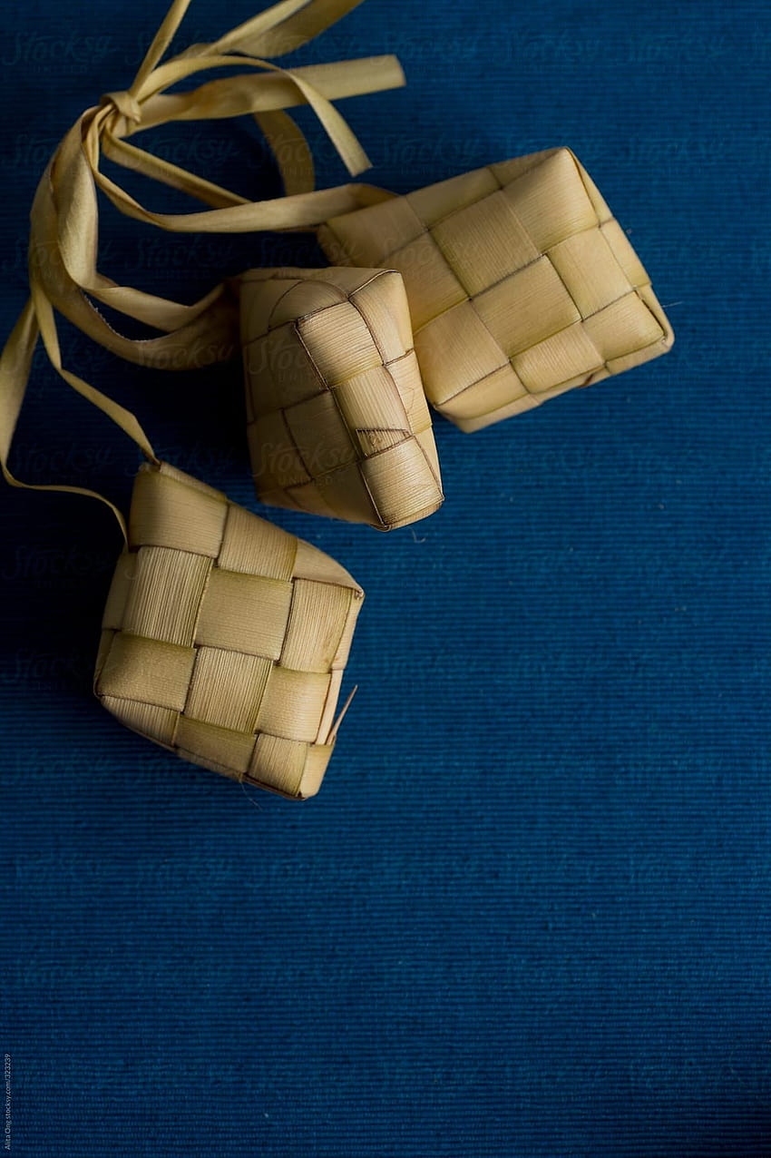 Ketupat or rice dumpling packed inside woven palm leaf pouch by Alita Ong HD phone wallpaper