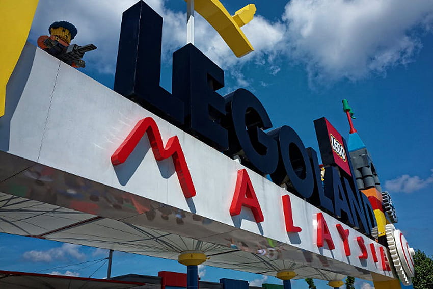 Let go of the Lego: man arrested for stealing figurines from Legoland Malaysia HD wallpaper