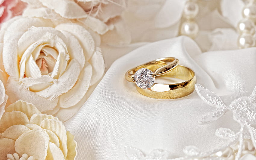 Сватбени халки, сватбени концепции, златни пръстени, рози, пръстени върху копринен плат, диамантен пръстен, пръстени за булката и младоженеца с резолюция 3840x2400. Висококачествен златен пръстен HD тапет