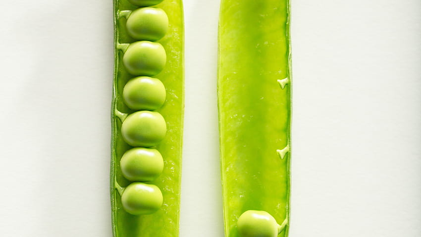 Green peas, white backgrounds 3840x2160 U HD wallpaper