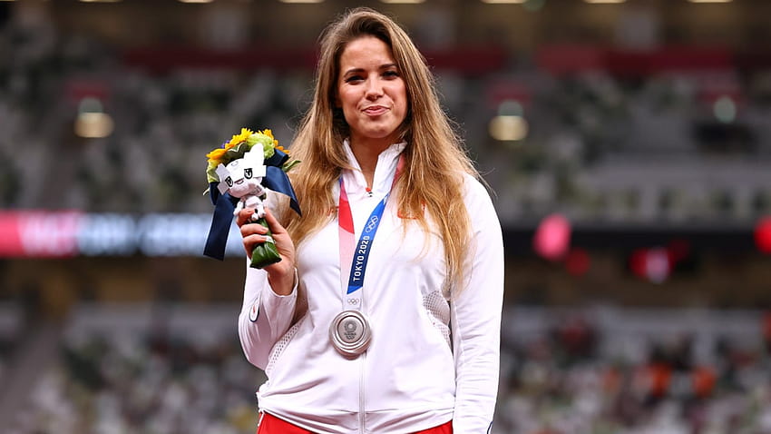 Tokyo Olympics medalist Maria Andrejczyk auctions her silver medal to help fund baby's heart surgery HD wallpaper