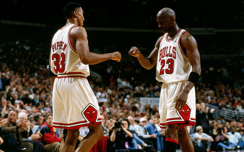 Michael Jordan and Scottie Pippen fist bump, scotty pippen android HD wallpaper