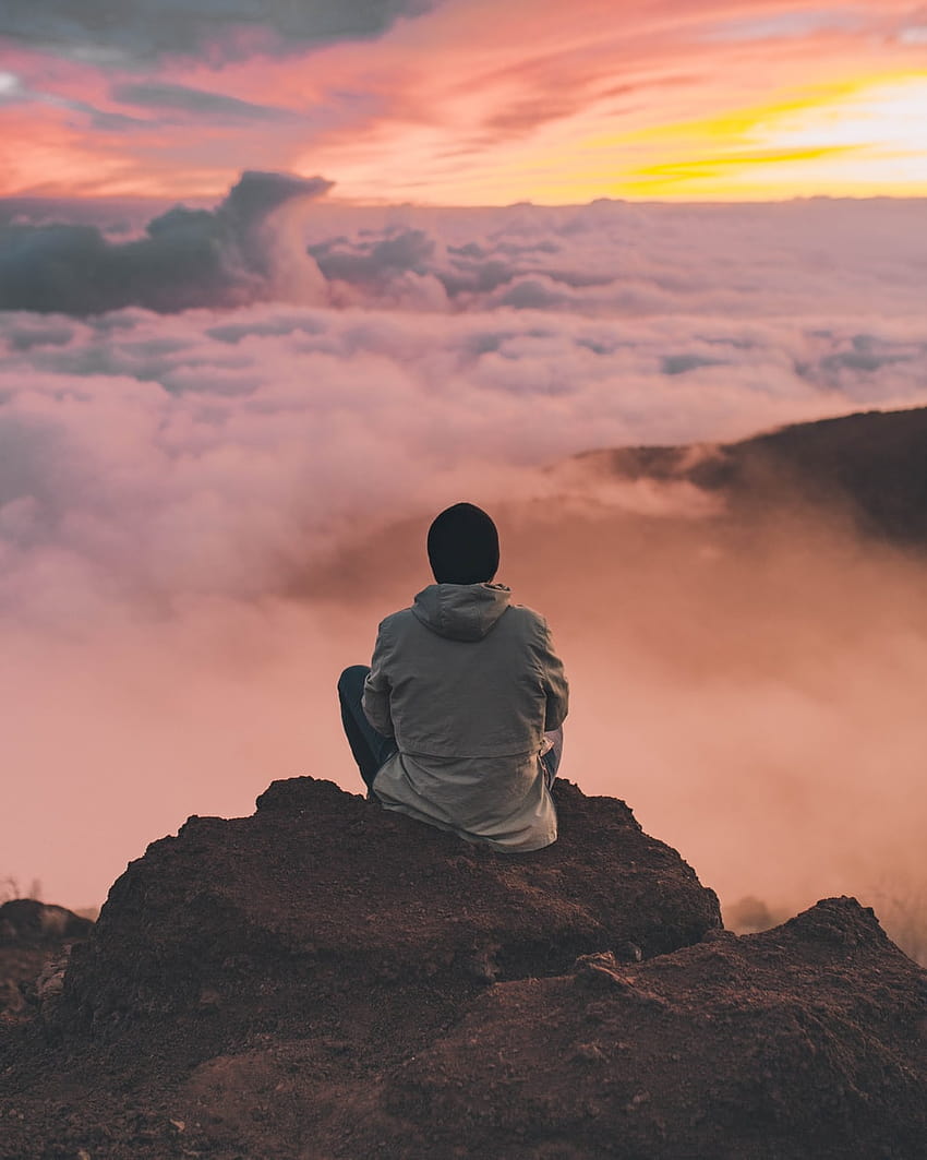 Mann sitzt auf einer Klippe – Meditation HD-Handy-Hintergrundbild