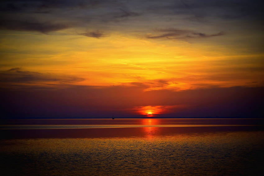 Matahari terbenam yang berkilauan di Danau Balaton Hungaria Wallpaper HD