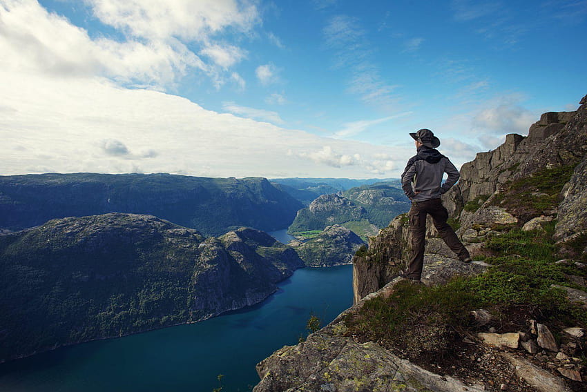 einsamer kerl mann reisender wanderer fjord panorama meer himmel berg wolken, reisender HD-Hintergrundbild