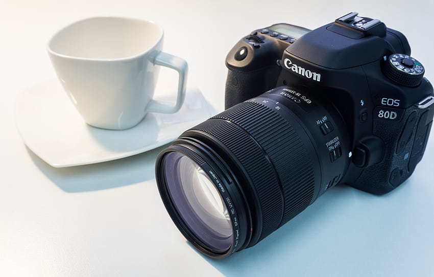 Đắm mình trong thế giới nhiếp ảnh chuyên nghiệp với chiếc máy ảnh Canon EOS 80D. Với khả năng chụp ảnh liên tiếp rất nhanh và độ phân giải cao, Canon EOS 80D sẽ giúp bạn bắt lấy những khoảnh khắc tuyệt vời nhất của cuộc sống.