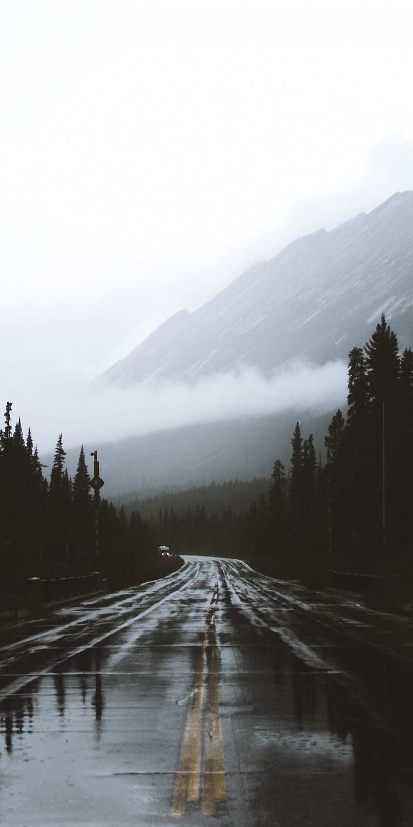 Alberta Canadá carretera día lluvioso iPhone, paisaje negro estético fondo de pantalla del teléfono
