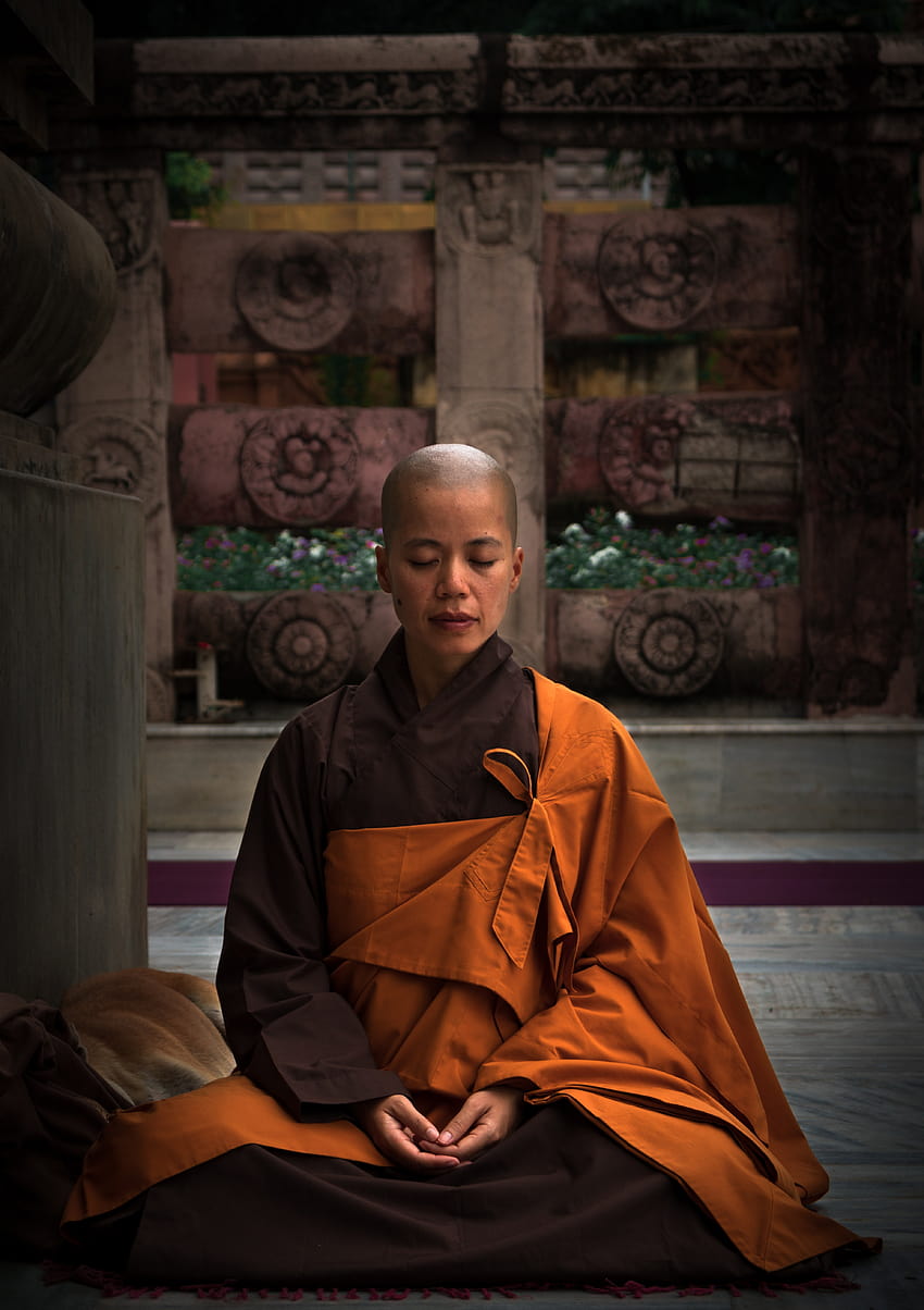 Mise au point sélective du moine pendant la méditation · Stock, moine mobile Fond d'écran de téléphone HD