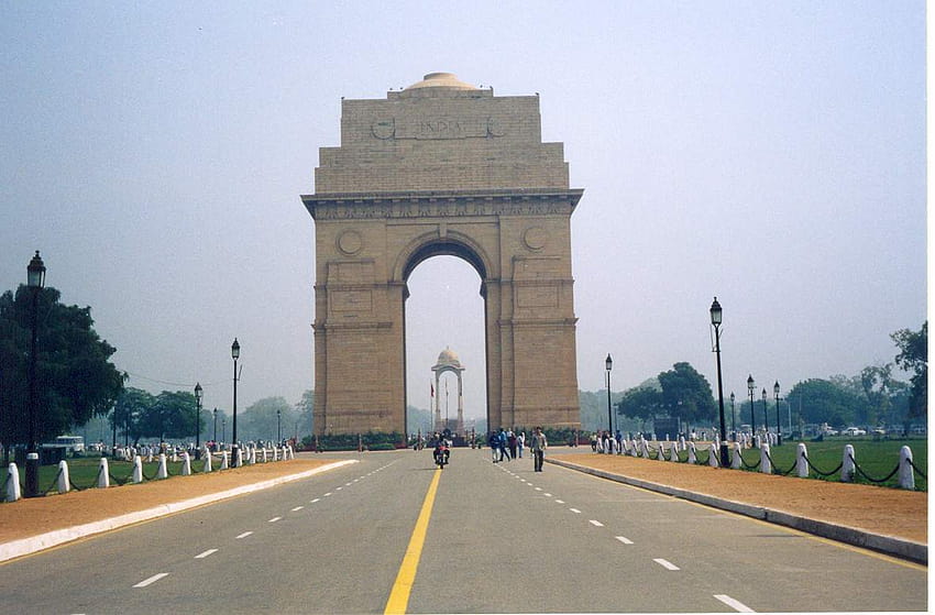 Индийските войници отдават почитта си пред портата на Индия, Ню Делхи, на фона на портата на Индия през нощта HD тапет