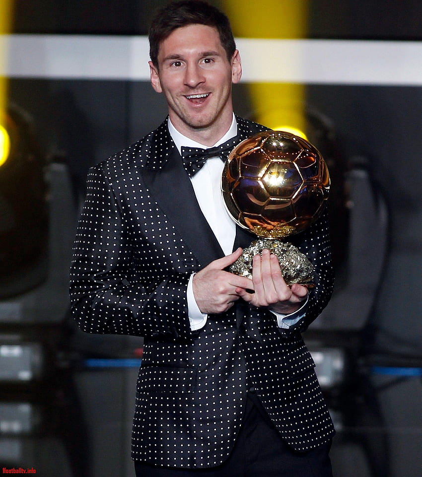 Lionel Messi đã trở thành cầu thủ đầu tiên giành giải thưởng Ballon d\'Or cho lần thứ sáu trong sự nghiệp. Hãy xem hình ảnh để chiêm ngưỡng sự vinh quang và danh vọng của anh ấy trong lịch sử bóng đá thế giới. Messi là một huyền thoại đích thực!