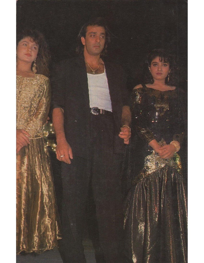 Sanjay Dutt, Raveena Tandon und Pooja Bhatt bei einer Veranstaltung in den frühen 90ern @duttsanjay @TandonRaveena @PoojaB1972 HD-Handy-Hintergrundbild