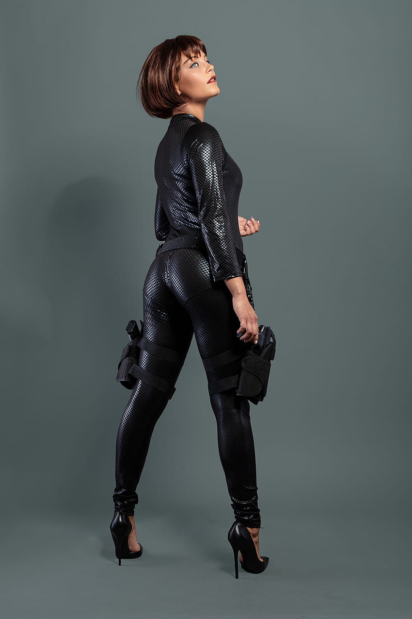 Жена в шпионски костюм · Наличност, черен кожен шпионски костюм HD тапет за телефон