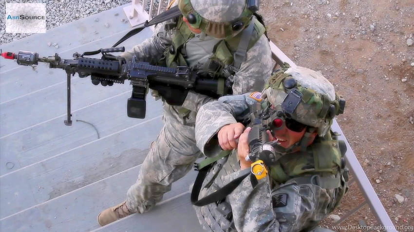 Soldados de Infantaria da Guarda Nacional do Exército da Califórnia Conduzem Fundos Urbanos papel de parede HD